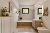 Gepflegte & helle 2-Zimmer-Wohnung mit eigenem Garten & Terrasse in Waldrandlage - Badezimmer - digitales staging