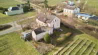 Zweifamilienhaus im Rebenmeer – Zwei Einheiten, viele Möglichkeiten - Drohnenaufnahme
