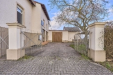 Zweifamilienhaus im Rebenmeer – Zwei Einheiten, viele Möglichkeiten - Hofeinfahrt