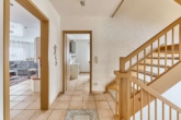 Familienfreundliches Einfamilienhaus mit lichtdurchflutetem Wohnbereich & weitläufigem Garten - Flur EG