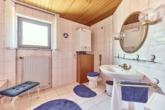 Charmantes Zuhause mit großem Garten und nostalgischem Flair - Badezimmer