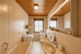 Voll vermietet & energetisch top mit Photovoltaik: Ihre neue Kapitalanlage - Badezimmer W4