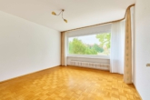 Liebevoll gepflegtes Einfamilienhaus mit großem Garten in Ortsrandlage - Wohnzimmer