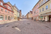 Historisches Gebäude mit 2 Wohnungen und Geschäftsfläche im Herzen der Stadt - Straßenansicht