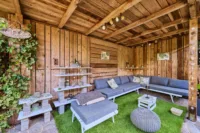 Winkelbungalow mit Einliegerwohnung-Potenzial und traumhaften Außenbereich - Lounge im Freien