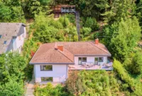 Winkelbungalow mit Einliegerwohnung-Potenzial und traumhaften Außenbereich - Drohnenaufnahme