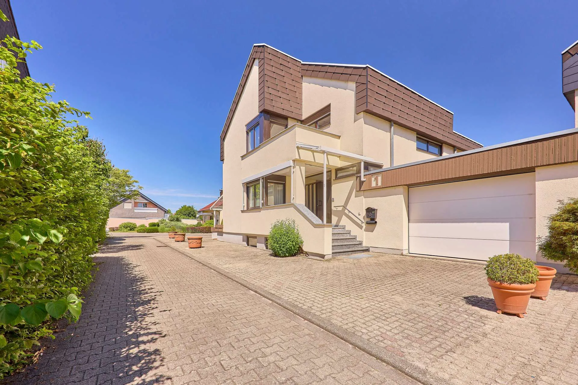 Charakterstarkes Split-Level-Haus mit Einliegerwohnungspotenzial im Untergeschoss, 68782 Brühl, Einfamilienhaus