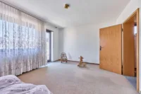 Charakterstarkes Split-Level-Haus mit Einliegerwohnungspotenzial im Untergeschoss - Gästezimmer