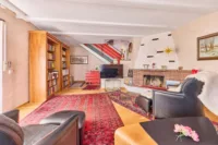 Charakterstarkes Split-Level-Haus mit Einliegerwohnungspotenzial im Untergeschoss - Wohnzimmer