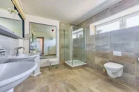 Charakterstarkes Split-Level-Haus mit Einliegerwohnungspotenzial im Untergeschoss - Badezimmer