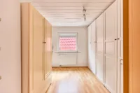 2022 saniert und sofort zu beziehen – helles Wohnhaus mit modernem Wohnkomfort in gefragter Lage - Ankleide