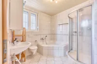 2022 saniert und sofort zu beziehen – helles Wohnhaus mit modernem Wohnkomfort in gefragter Lage - Badezimmer
