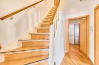 2022 saniert und sofort zu beziehen – helles Wohnhaus mit modernem Wohnkomfort in gefragter Lage - Treppenhaus