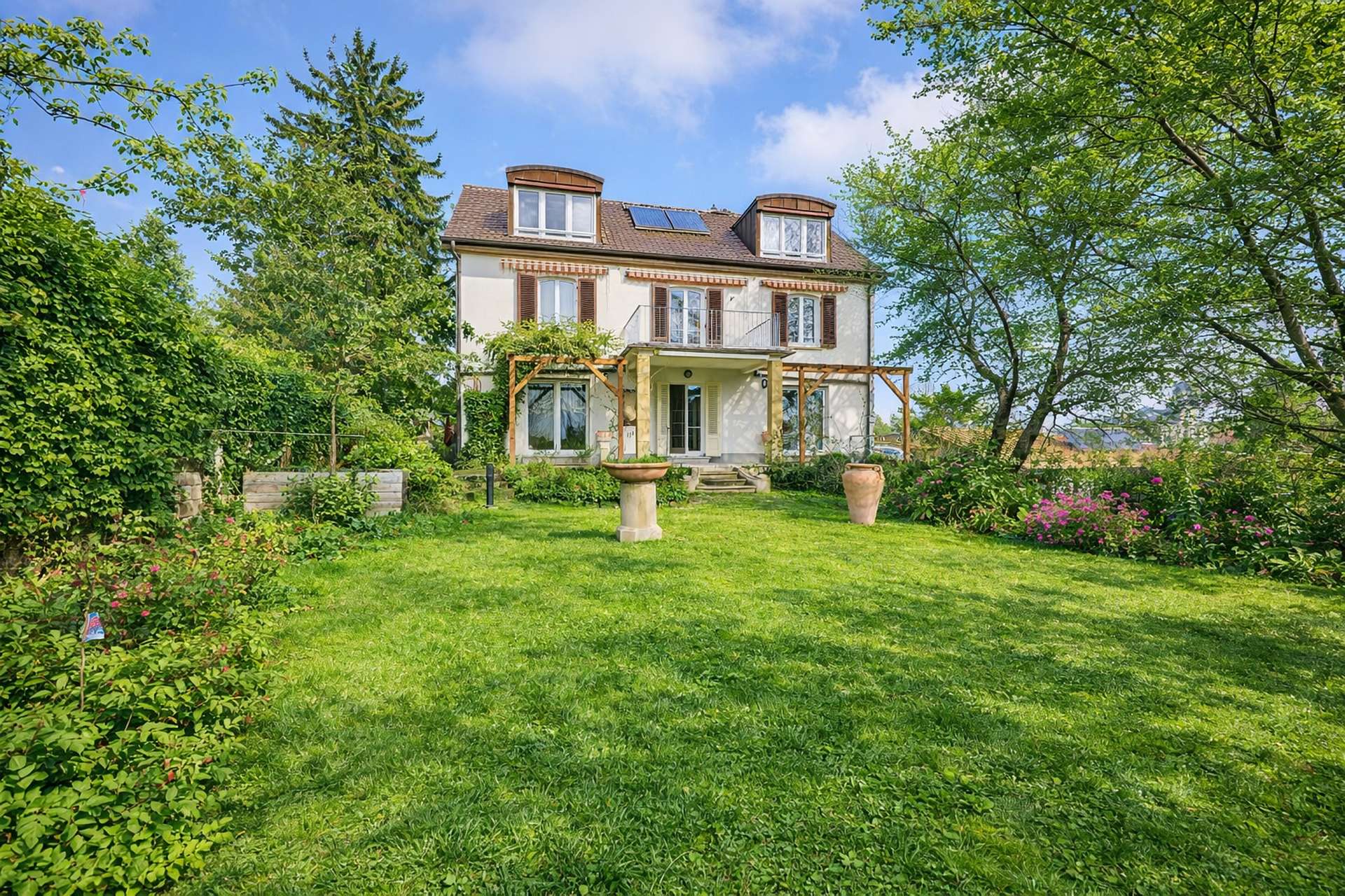 Repräsentative Familienvilla in beeindruckender ruhiger Lage, 67433 Neustadt an der Weinstraße, Einfamilienhaus