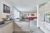 Einziehen & Wohlfühlen: Edle 3,5-Zimmer-Erdgeschosswohnung mit eigenem Garten in Feldrandlage - Wohn - Ess- & Küchenbereich