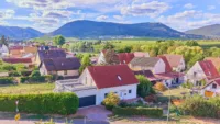 Einfamilienhaus mit Weinbergblick, Garten & besonderer Dachterrasse - Drohnenaufnahme