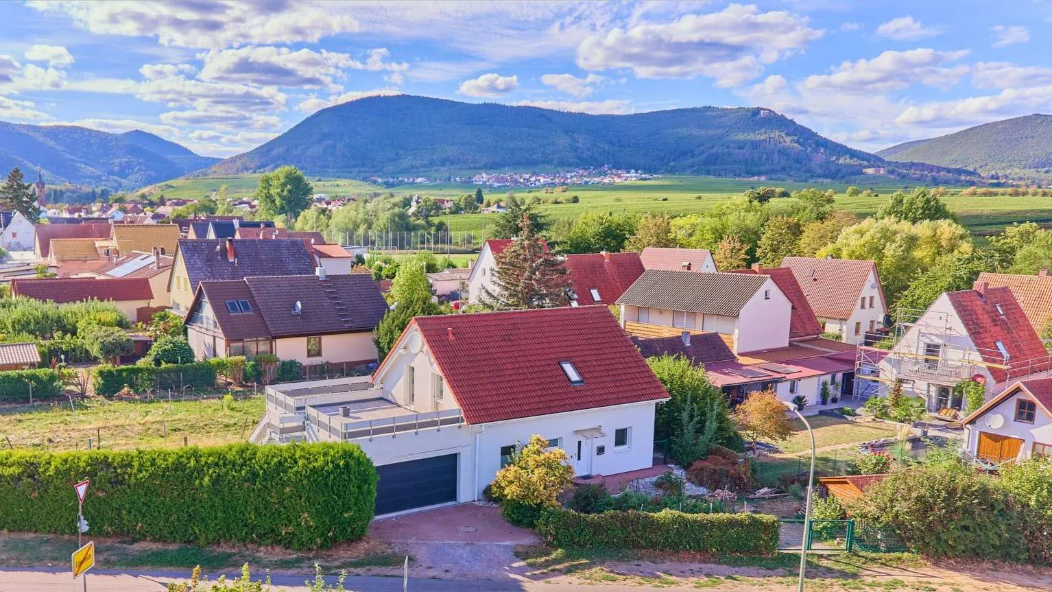 Einfamilienhaus mit Weinbergblick, Garten & besonderer Dachterrasse, 67483 Edesheim, Einfamilienhaus