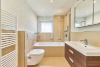 Stilvoll renovierte 4-Zimmer-Wohnung mit hochwertiger Einbauküche und hellem Wohnambiente - Badezimmer