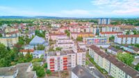 Stilvoll renovierte 4-Zimmer-Wohnung mit hochwertiger Einbauküche und hellem Wohnambiente - Drohnenaufnahme