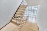 Stilvoll renovierte 4-Zimmer-Wohnung mit hochwertiger Einbauküche und hellem Wohnambiente - Treppenhaus