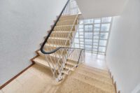 Stilvoll renovierte 4-Zimmer-Wohnung mit hochwertiger Einbauküche und hellem Wohnambiente - Treppenhaus