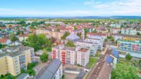 Stilvoll renovierte 4-Zimmer-Wohnung mit hochwertiger Einbauküche und hellem Wohnambiente - Drohnenaufnahme
