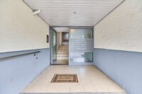 Stilvoll renovierte 4-Zimmer-Wohnung mit hochwertiger Einbauküche und hellem Wohnambiente - Treppenhaus