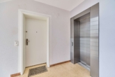 Stilvoll renovierte 4-Zimmer-Wohnung mit hochwertiger Einbauküche und hellem Wohnambiente - Wohnungseingang
