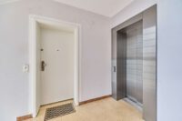 Stilvoll renovierte 4-Zimmer-Wohnung mit hochwertiger Einbauküche und hellem Wohnambiente - Wohnungseingang