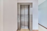 Stilvoll renovierte 4-Zimmer-Wohnung mit hochwertiger Einbauküche und hellem Wohnambiente - Aufzug