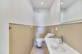 Stilvoll renovierte 4-Zimmer-Wohnung mit hochwertiger Einbauküche und hellem Wohnambiente - Gäste-WC