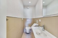 Stilvoll renovierte 4-Zimmer-Wohnung mit hochwertiger Einbauküche und hellem Wohnambiente - Gäste-WC
