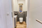 Ein Zuhause zum Verlieben: modernes Einfamilienhaus mit Gartenparadies - Gäste-WC