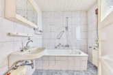 Einfamilienhaus auf weitläufigem Grundstück mit Nutzungsperspektive - Badezimmer
