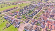 Einfamilienhaus auf weitläufigem Grundstück mit Nutzungsperspektive - Drohnenaufnahme