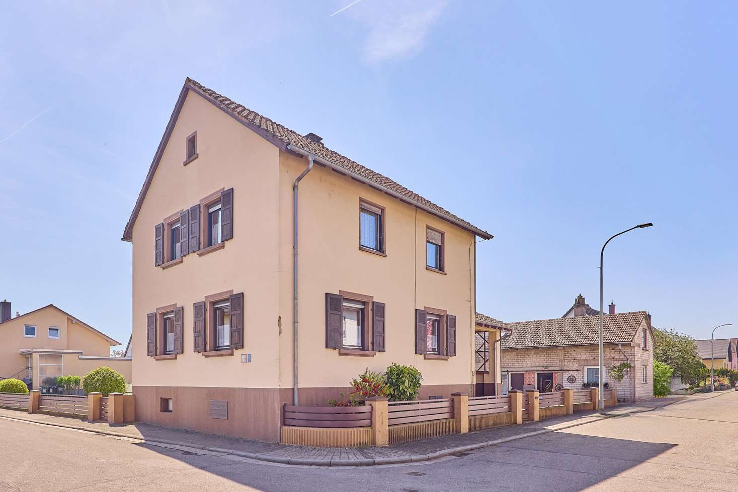 Einfamilienhaus auf weitläufigem Grundstück mit Nutzungsperspektive, 76889 Steinfeld, Einfamilienhaus