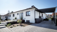 Luxuriöser Architekten-Bungalow mit hochwertiger Ausstattung und exklusiver Wohlfühloase - Straßenansicht