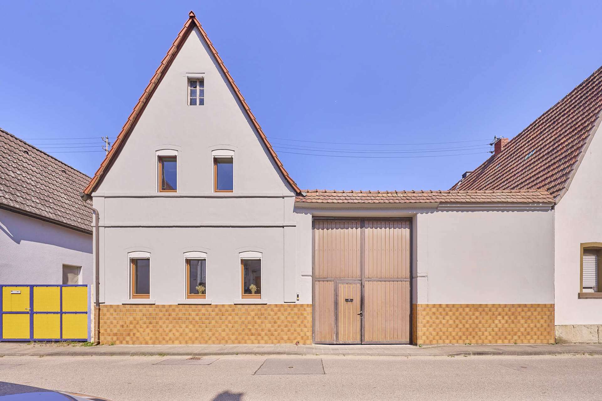 Modernisiertes Einfamilienhaus mit Innenhof, Pool und einzigartigem Wohnflair, 67141 Neuhofen, Einfamilienhaus