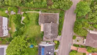Einfamilienhaus mit besonderem Wohncharakter und viel Privatsphäre - Drohnenaufnahme