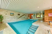 Einfamilienhaus mit besonderem Wohncharakter und viel Privatsphäre - Schwimmhalle