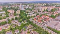Einfamilienhaus mit besonderem Wohncharakter und viel Privatsphäre - Drohnenaufnahme