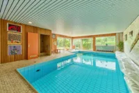 Einfamilienhaus mit besonderem Wohncharakter und viel Privatsphäre - Schwimmhalle