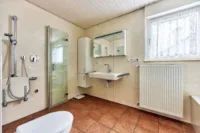 Einfamilienhaus mit besonderem Wohncharakter und viel Privatsphäre - Badezimmer
