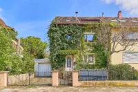 Stadtnah wohnen, naturnah leben - Doppelhaushälfte mit Wintergarten und wunderschönem Grundstück - Außenansicht