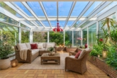 Stadtnah wohnen, naturnah leben - Doppelhaushälfte mit Wintergarten und wunderschönem Grundstück - Wintergarten_digitales_staging