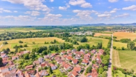 Großzügiges Galeriehaus in unverbaubarer Naturkulisse - Drohnenaufnahme
