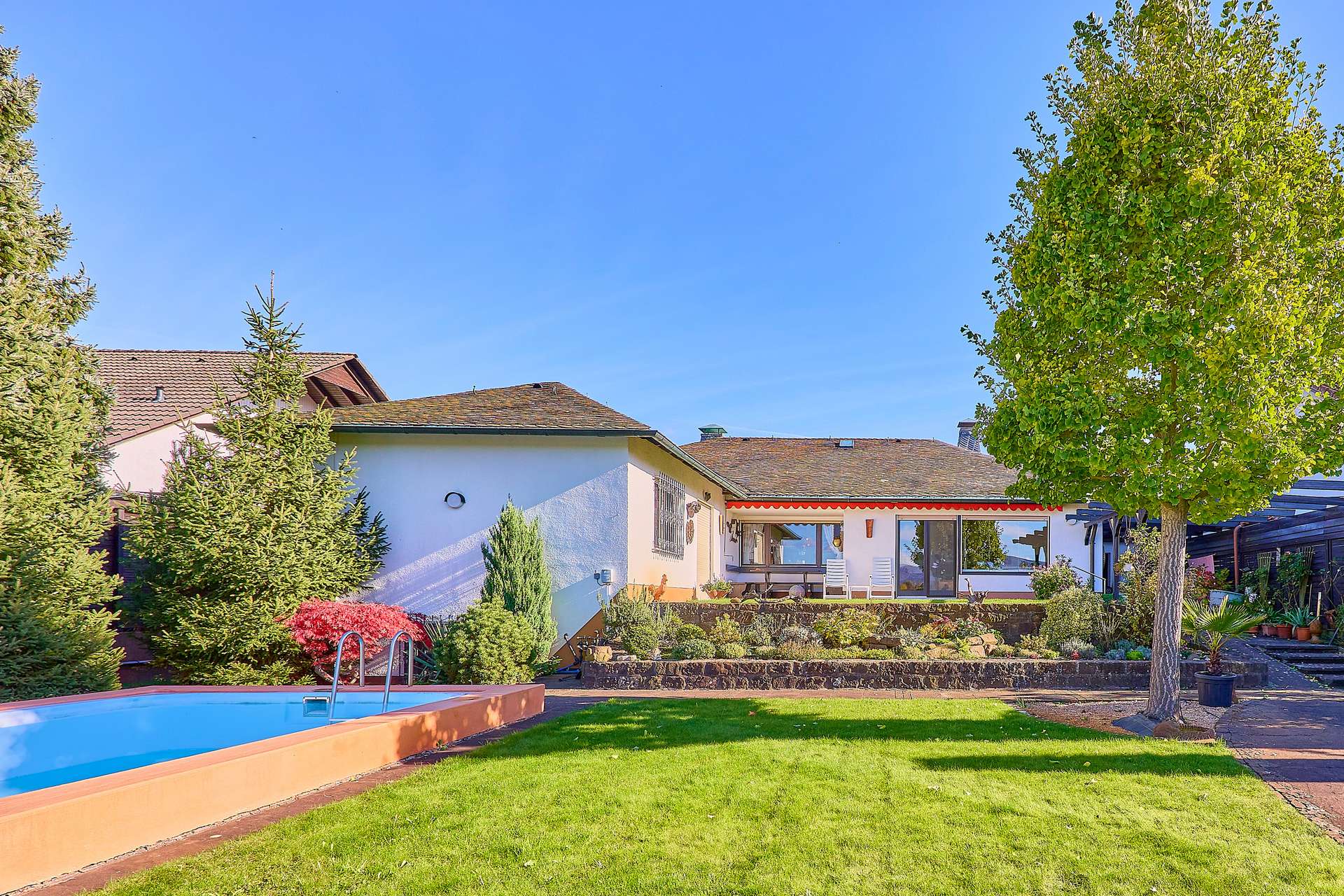 Stilvoller Winkelbungalow im Landhausstil auf großzügigem Grundstück mit traumhaften Blick, 67435 Neustadt an der Weinstraße, Bungalow