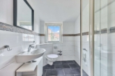 Stilvolle & lichtdurchflutete 4-Zimmer-Stadtwohnung in zentraler Lage - Badezimmer DG