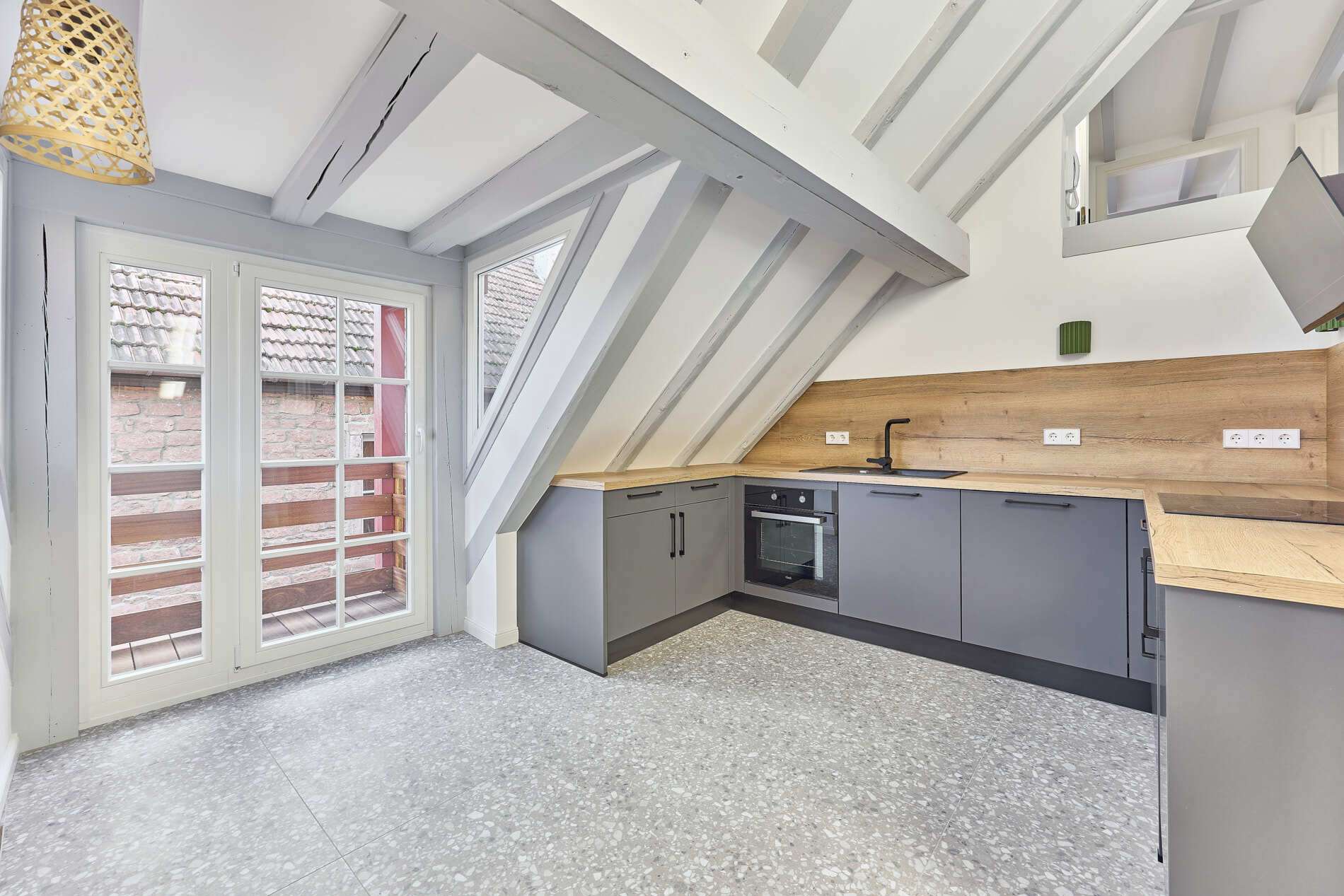 Sonnenparadies: Lichtdurchflutete Dachgeschosswohnung im modernisierten Fachwerkhaus, 76835 Rhodt unter Rietburg, Renditeobjekt