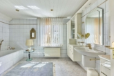 Wohnen im Grünen – Lichtdurchflutetes, hochwertiges Domizil mit parkähnlichem Garten - Badezimmer